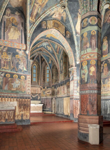 Ściany Kaplicy Trójcy Świętej pokryte gęsto freskami.