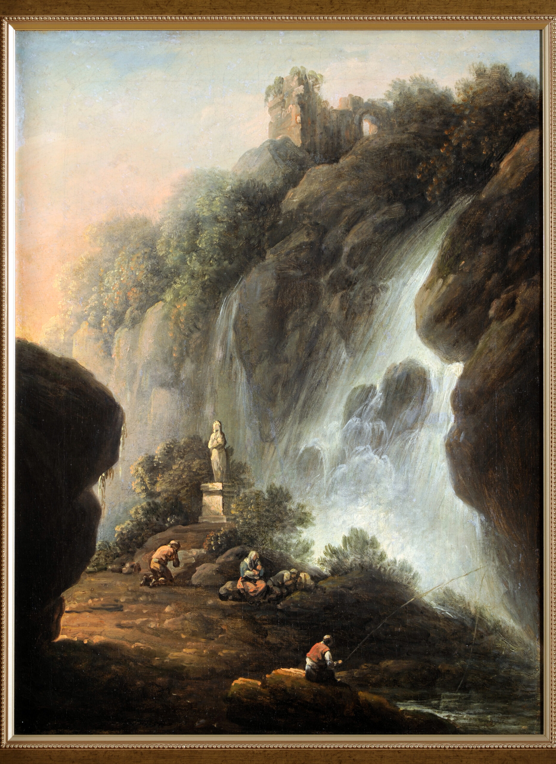 Skalisty krajobraz z wodospadem. Bliżej dolnej krawędzi obrazu kamienna figurka Maryi, poniżej czworo ludzi.