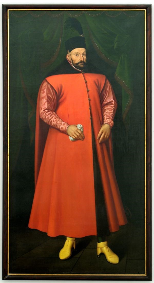 Obraz ukazujący całą postać Stefana Batorego ubranego w czerwony płaszcz na tle ciemno zielonych kotar.