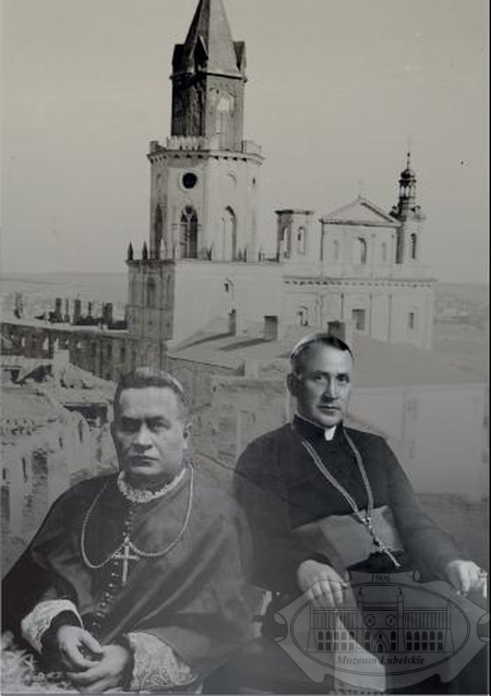 Zdjęcie dwóch biskupów na tle Wieży Trynitarskiej i Katedry w Lublinie