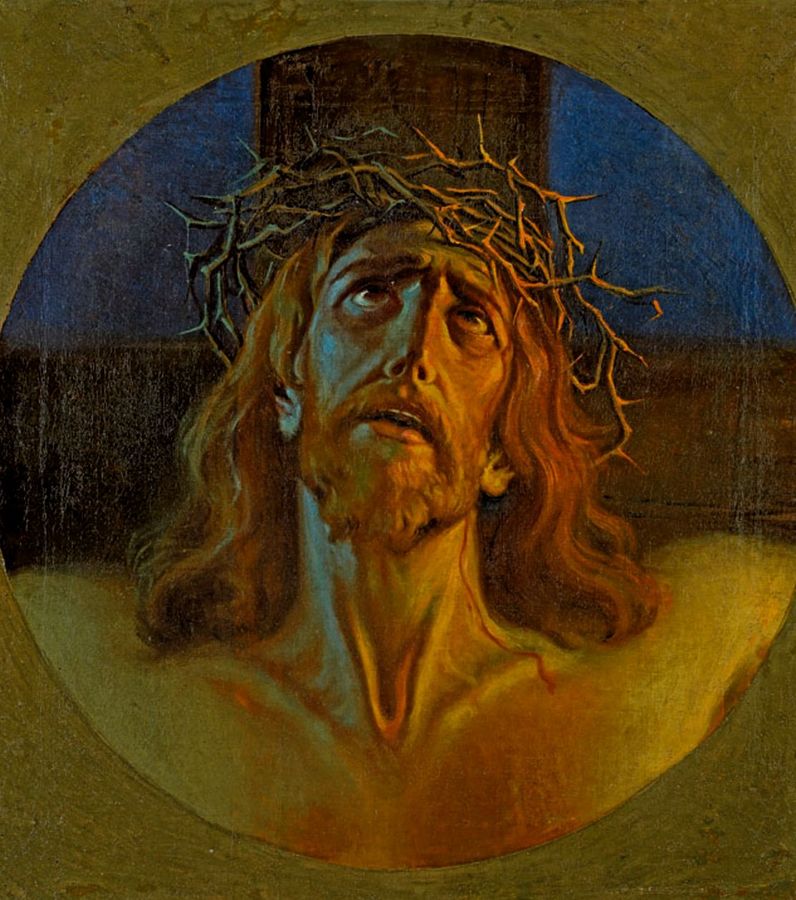 Obraz przedstawiający głowę Chrystusa w koronie cierniowej. Chrystus patrzy ku górze, ma lekko rozwarte usta, w tle widać fragment krzyża. 