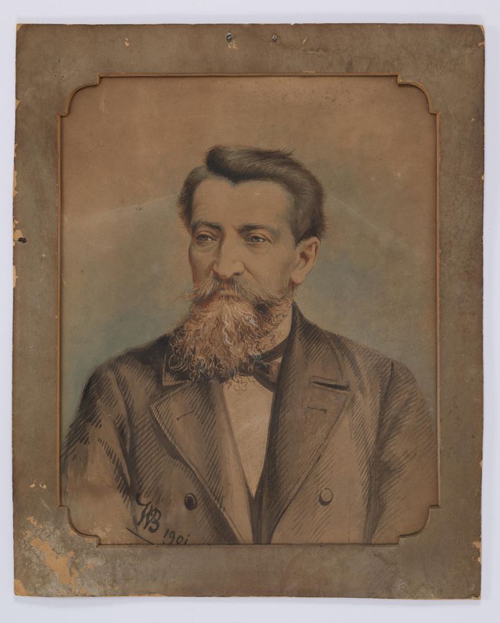 Portret mężczyzny w średnim wieku. Mężczyzna ubrany jest w płaszcz, na szyi nosi muszkę. Spogląda w lewą stronę, ma wąsy i zwichrzoną brodę oraz krótkie włosy. 