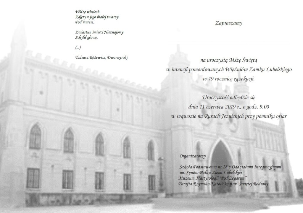 Zdjęcie Zamku Lubelskiego, na nim fragment wiersza Tadeusza Różewicza "Dwa wyroki" oraz zaproszenie na Mszę świętą w intencji pomordowanych więźniów Zamku Lubelskiego.