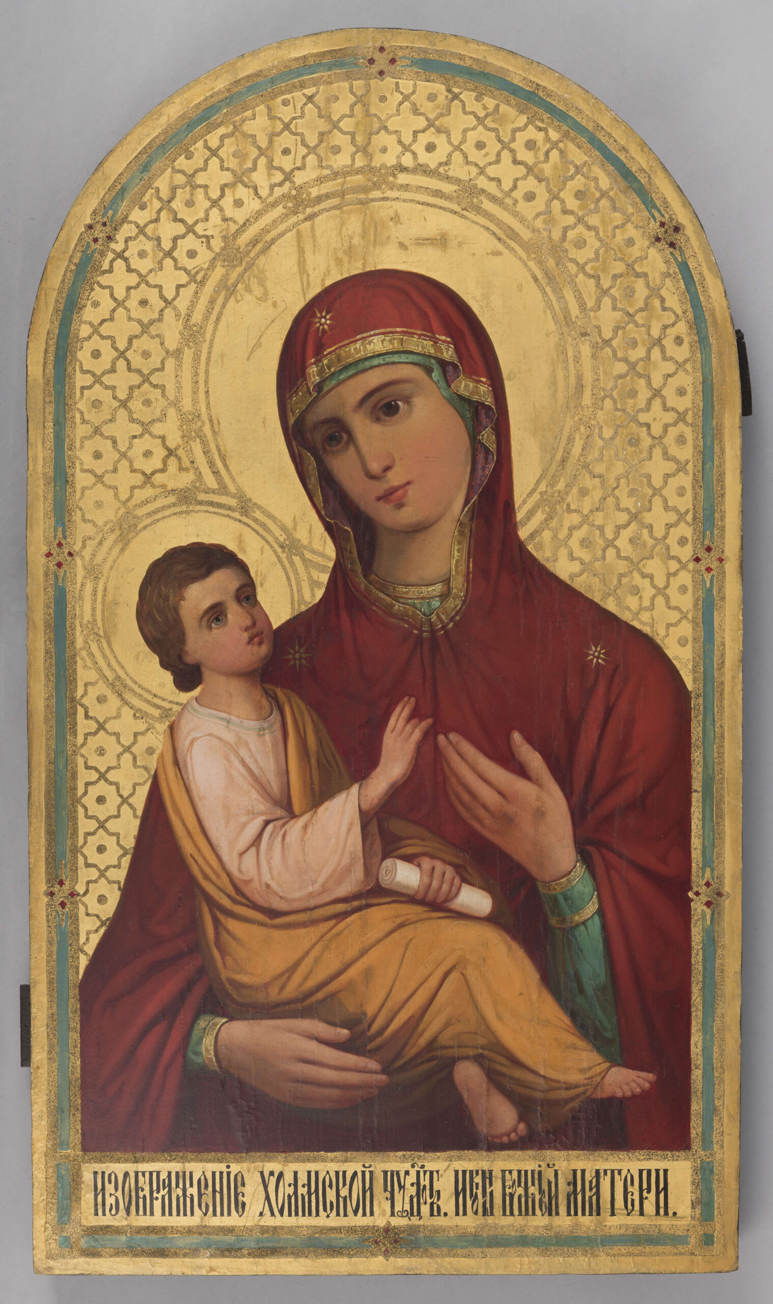 Matka Boża Chełmska – wizerunek Maryi w typie Dexiokratusa (trzymająca Dzieciątko na prawym ramieniu). Maryja ukazana jest w ujęciu do pasa; ubrana jest w zieloną szatę spodnią wykończoną złotymi lamówkami, zielony czepiec oraz czerwony maforion, wykończony przy twarzy złotą lamówką, spięty przy szyi, ze złotymi gwiazdami na czole i ramieniu (symbol dziewictwa Maryi). Maryja lekko pochyla głowę w stronę Chrystusa, lewą dłonią na niego wskazuje. Twarz ma owalną, o regularnych rysach, oczy duże, zapatrzone w dal;  ma zamyślony wyraz twarzy. Chrystus spoczywa swobodnie na ramieniu Maryi: spogląda na matkę poważnie, prawą dłonią ją błogosławiąc, w lewej trzyma zwój. Ubrany jest w jasny chiton i złocisty himation. Lewą nogę ma charakterystycznie odgiętą, tak, że stópka jest widoczna od spodu.
Głowy obojga otaczają gładkie złocone nimby, wyznaczone potrójną linią, ozdobioną regularnie rozmieszczonymi rozetkami. Tło złote (złoto drukarskie? ), zdobione powtarzającym się wypukłym (złoto proszkowe? ) motywem równoramiennego krzyża i zgeometryzowanej rozetki. U dołu na złotym tle widnieje czarny napis cyrylicą: WYOBRAŻENIE CHEŁMSKIEJ CUDOWNEJ IKONY BOZEJ MATKI: 
??????????? XO?MCKO? ???OTB ???? ????? MATEP?
Całość obiega bordiura, na którą składają się: wypukły pas złoty, zielony i znów złoty, ozdabiana regularnie rozmieszczonymi siedmioma geometrycznymi wzorami – rombami-gwiazdkami z czerwonymi kwadratami. Pole obrazowe ma kształt prostokąta zamkniętego od góry łukiem.

Konserwacja: 2009 r.