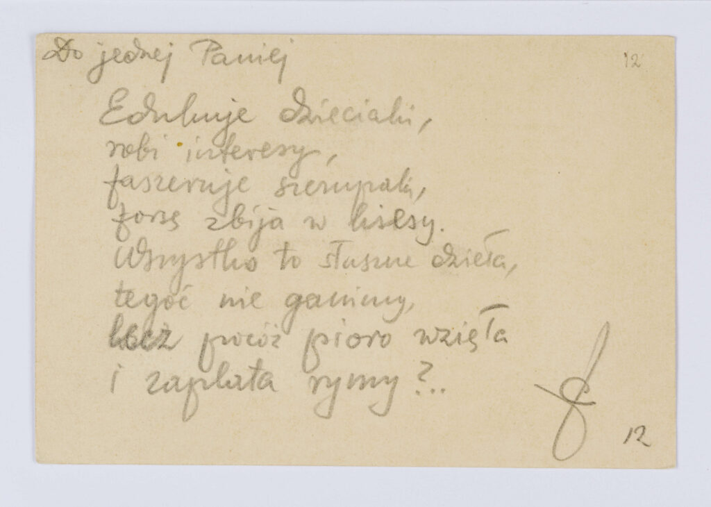 Rękopis Józefa Czechowicza, tekst zapisany czarnym, grubo piszącym ołówkiem na odwrocie kartonika (wym. 10 x 15 cm), na którym po stronie recto znajduje się drukowany formularz zaproszenia na 