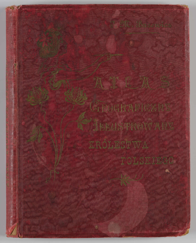 Okładka twarda, obklejona czerwonym płótnem, z wytłoczonym na złoto tytułem i ozdobami. Po lewej stronie popiersie kobiety bokiem, z wyciągniętą ręką trzymającą pędzel, poniżej kwiaty. W lewej części autor i tytuł, poniżej ozdobnik roślinny. Strona tytułowa przedstawia dwóch mężczyzn pochylonych nad mapą, w tle pejzaż wiejski z zamkiem na wzgórzu. Tytuł atlasu w wydzielonym, prostokątnym polu. Następna strona zawiera skorowidz i obiaśnienie znaków. Pierwsza z map to Mapa Ogólna Królestwa Polskiego z podziałem na gubernie i powiaty, następne to mapy powiatów. Na każdej stronie z mapą znajduja sie barwne grafiki z przedstawieniem zabytkowych budowli, typów ludowych, ruin, pejzaży. Do Atlasu dołączona luzem Mapa Guberni Lubelskiej, granice powiatu i wypełnienie błekitne.