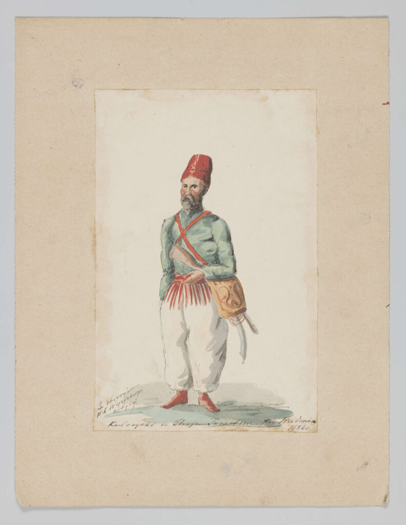 Całopostaciowy portret mężczyzny w ludowym stroju tureckim. Ubrany w białe, szerokie spodnie i zieloną koszulę z czerwonymi frędzlami. Na stopach czerwone buty. Przez ramię przewieszona szabla i torba. Na głowie czerwony fez.
