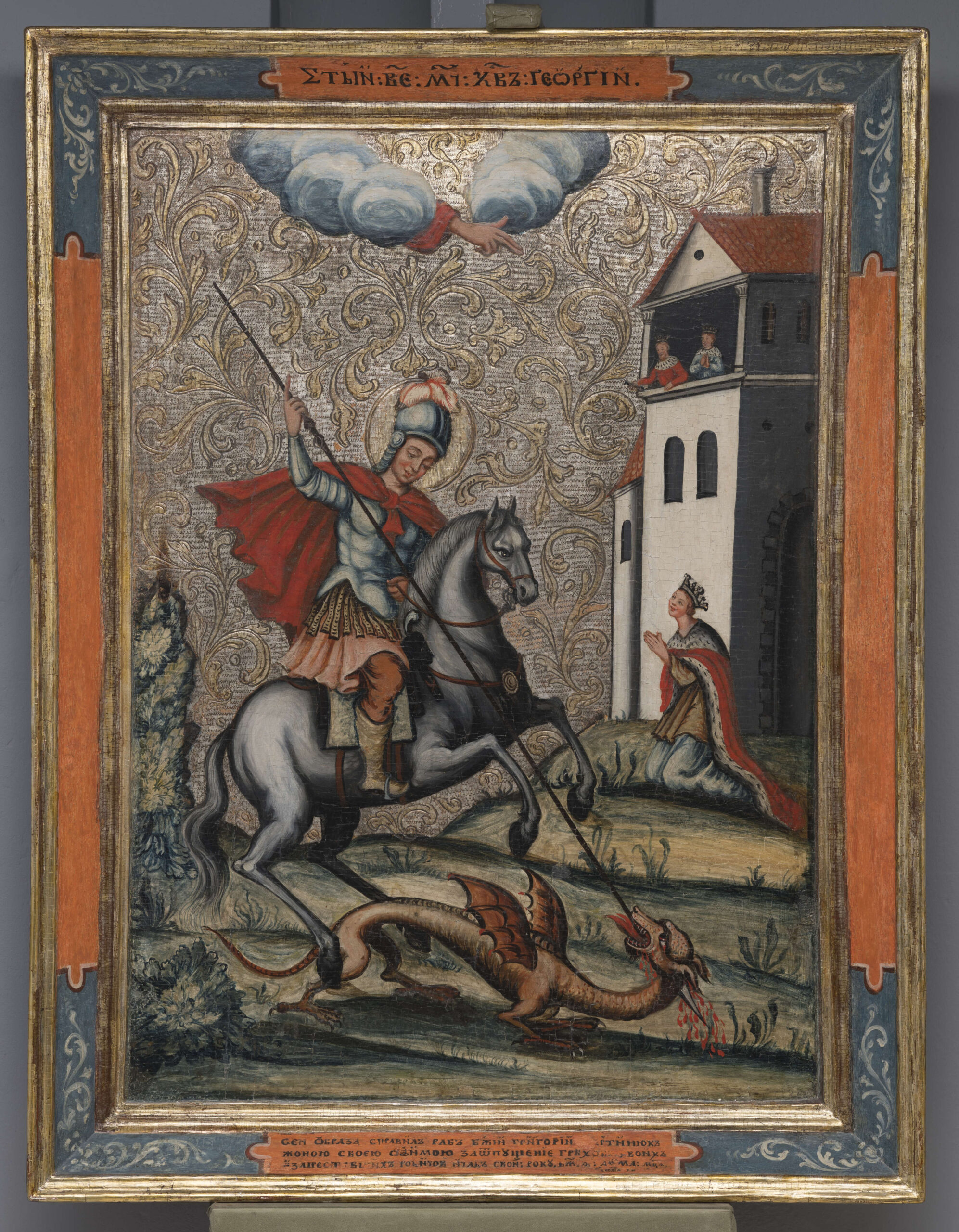 Ikona przedstawia św. Jerzego Męczennika zabijającego smoka. Święty ukazany jest jako konny rycerz: ubrany jest w łososiową tunikę, stalowo-błękitny pancerz z jasnymi pteryges (pasy), brązowe spodnie wpuszczone w szare buty z wysokimi cholewami oraz czerwoną pelerynę. Na otoczonej złotym nimbem głowie ma stalowo-błękitny hełm z jasnoróżowym pióropuszem. Zasiada na siwym koniu, wspiętym na tylnych nogach. Wierzchowiec ma brązową uprząż ze złotym medalionem na piersi. Święty Jerzy lewą dłonią ściąga cugle, w prawej, wzniesionej trzyma długą lancę ze strzemiączkiem, której grotem przebija gardło smoka, wijącego się pod końskimi kopytami. Smok przedstawiony został jako żółtawy wężowaty stwór z błoniastymi skrzydłami, z długą, pokrytą łuskami szyją, ptasimi łapami i ogonem. W tyle po prawej klęczy księżniczka, która wedle legendy przeznaczona była na ofiarę dla smoka i została uratowana przez świętego. Ubrana jest w błękitną suknię, ziemistą tunikę i czerwony płaszcz obszyty futrem, na głowie ma koronę. Dłonie trzyma złożone, spogląda ku górze, gdzie spośród kręgu obłoków wychyla się błogosławiąca dłoń w czerwonym rękawie - Manus Dei. Za postacią księżniczki widoczne są zabudowania miejskie. W loggii widoczna jest para królewska, z koronami na głowach: królowa ma złożone dłonie, ubrana jest w błękitną szatę obszytą gronostajami, król ma szatę czerwoną, również z gronostajami, w prawej wyciągniętej dłoni trzyma klucz. Tło do wysokości zabudowań wypełnia pofałdowany krajobraz ze schematycznie ukazaną roślinnością; powyżej zdobione jest rytym ornamentem roślinnym i chwiejakowaniem oraz jest srebrzone ze śladami złotego lakieru. Całość ujęta jest w rozglifioną, profilowaną ramę na której umieszczono cyrylickie napisy: podpis przedstawienia i inskrypcję fundacyjną. Ikona wzmocniona jest dwiema szpongami wsuwanymi jednostronnie, łączenia