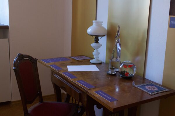 biurko z lampą na stole