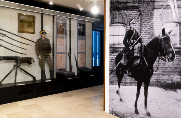 z lewej srony manekin żołnierza, z prawej zdjęcie żołnierza na koniu