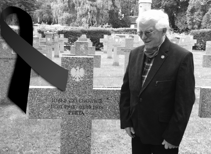 Józef zięba stojacy na cmentarzu z prawej krzyż z napisem Józef czechowicz z datami życia i napsem poeta