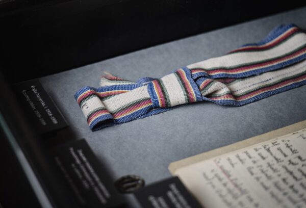 fragment gabloty w nim zapisna kartka pasek materiału zawiązany jak krawat