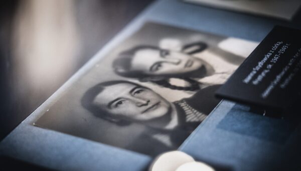 fotografia zdóch kobiet zdjęcie leżące w gablocie