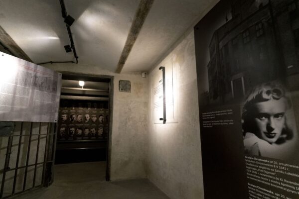 wejście do celi, klrata otworzona z prawej strony plansza z wizerunkiem kobiety