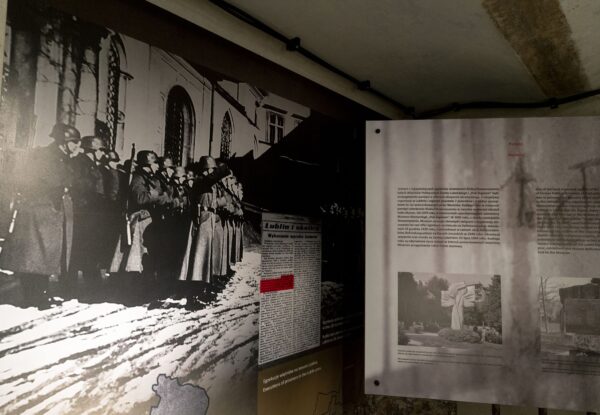 z lewej strony plansza ze zdjęciem hitlerowców i kawałkiem gazety z prawej opisy i podspodem zdjęcia pomników
