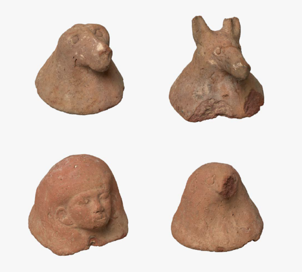 Cztery gliniane pokrywy urn kanopskich. Każda rzeźbiona, przedstawiają kolejno: głowę pawiana, głowę szakala, głowę ludzką. Ostatnia pokrywa zbyt zniszczona aby określić jej formę.