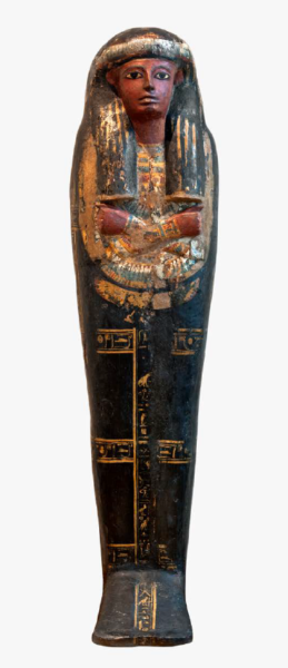Drewniany, polichromowany sarkofag w kształcie człowieka krzyżującego ramiona na piersi.
