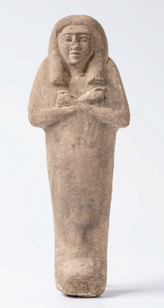 Wapienna figurka w kształcie człowieka o wyraźnie zarysowanej twarzy, włosach, ramionach i rękach.