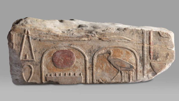Kamienna płaskorzeźba z kartuszami wypełnionymi kolejno: ząbkowanym prostokątem z kolistą figurą powyżej oraz ptakiem. Pozostała powierzchnia zdobiona geometrycznie