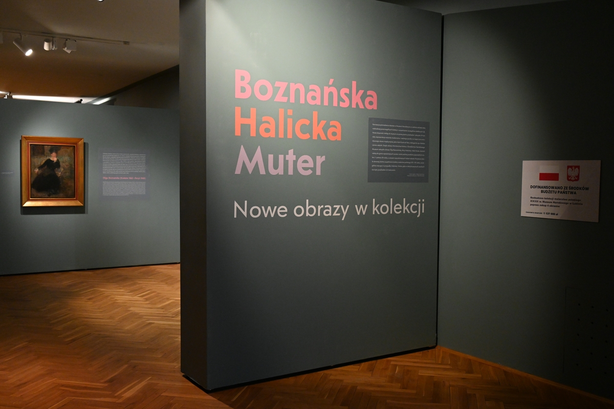 Widok na wystawę,  w centralnym puncie napis Boznańska Halicka Muter Nowe obrazy w kolekcji  z lewej strony widoczny obraz