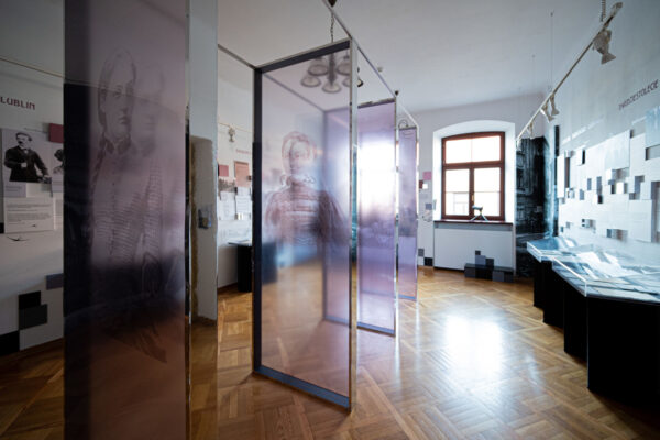 widok na sale wystaw na scianach plansze na środku szkła z wizerynkami autorki