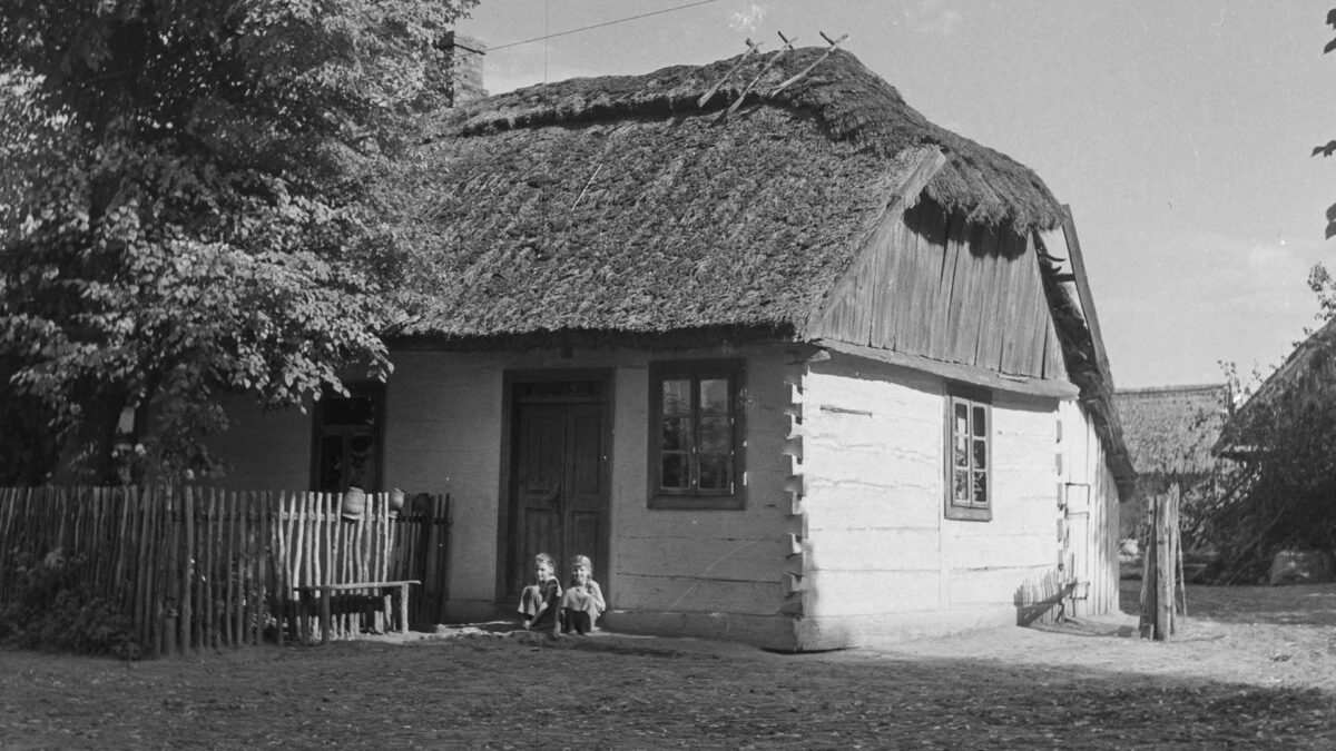 Zdjęcie przedstawia drewnianą chatę