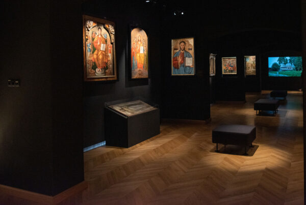 fragment galerii malarswa cerkiewnego, wnętrze z ikonami