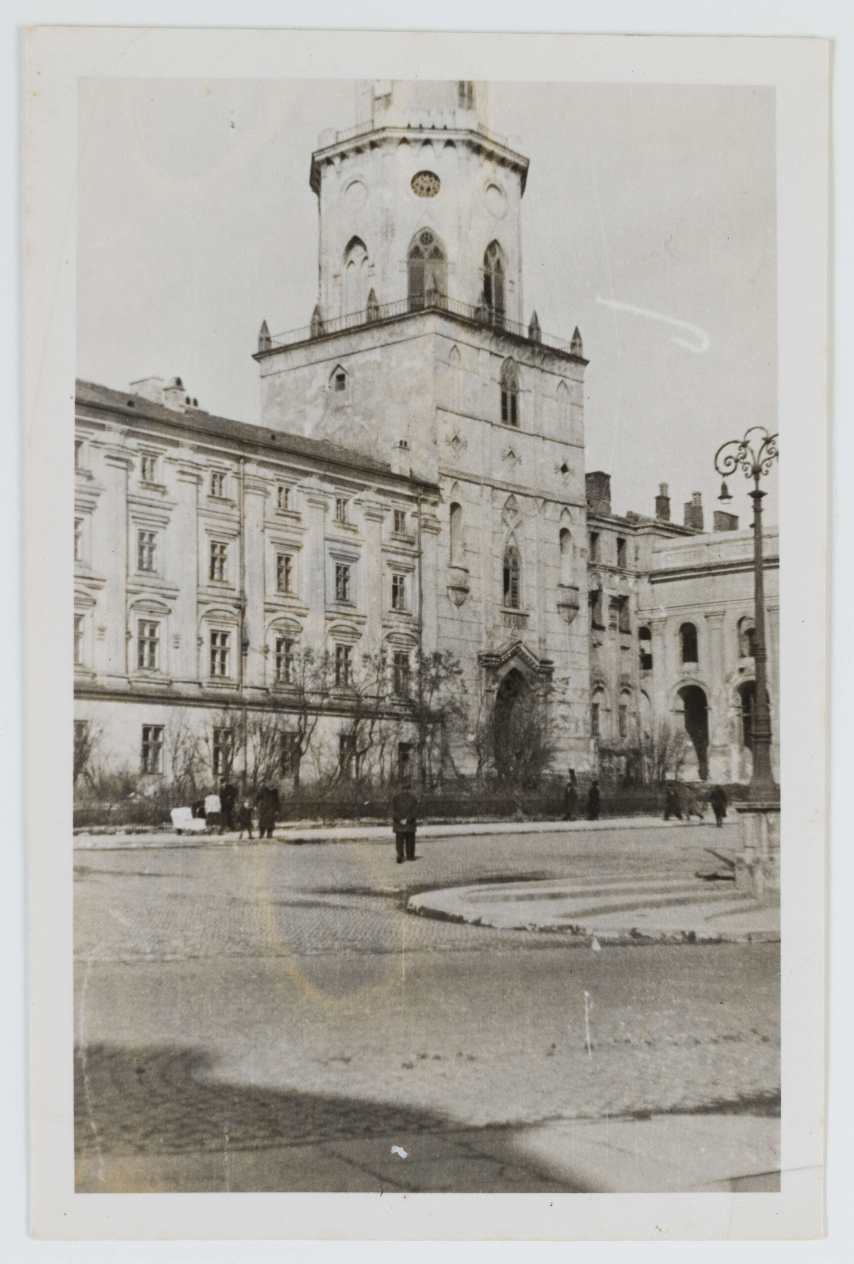 Fotografia - fotokopia Wieży Trynitarskiej (od strony ul. Królewskiej) z czasów okupacji wykonana ze zdjęcia oryginalnego, opatrzona pieczątką `Lublin, dnia 23 LIP 1944`.