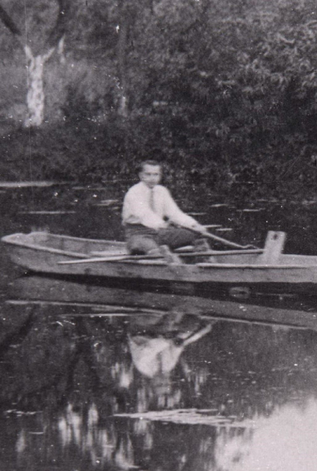 czechowicz na łódce zdjęcie czarnobiałe