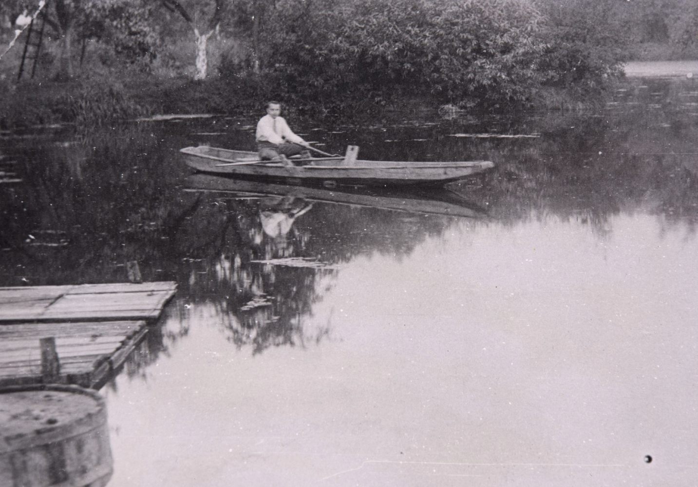 zdjęcie czarnobiałe zechowicza na łódce na jeziorze 