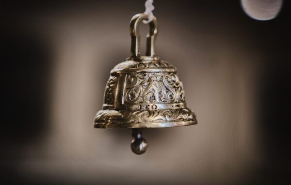 Wiszący, mosiężny dzwoneczek – pamiątka przywieziona przez Józefa Czechowicza z podróży do Francji