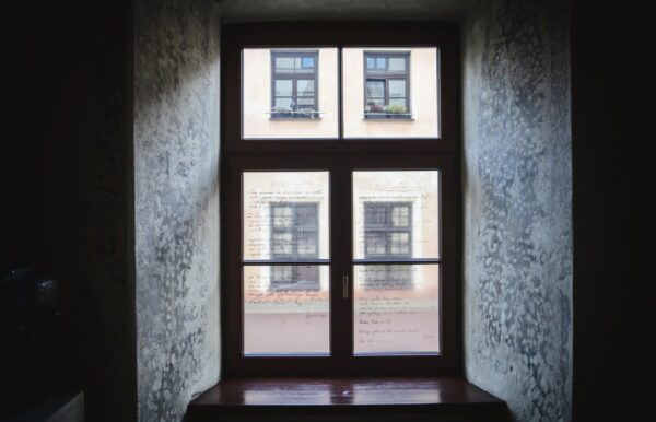 Fragmenty rękopisu „Poematu o mieście Lublinie” Józefa Czechowicza umieszczone na oknie. Tekst w kolorze czarnym na przeźroczystym tle.