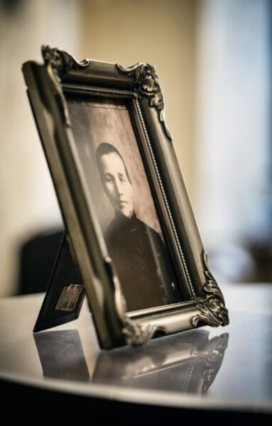 Zdjęcie w ramce stojące na stoliku. Przedstawia matkę Józefa Czechowicza.