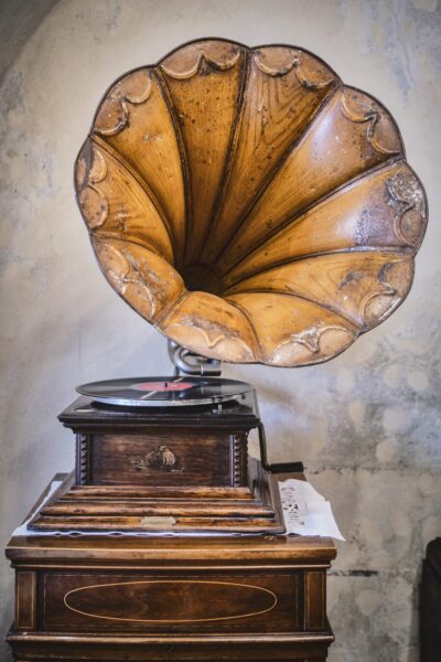 Dekoracyjny gramofon na korbę z tubą.