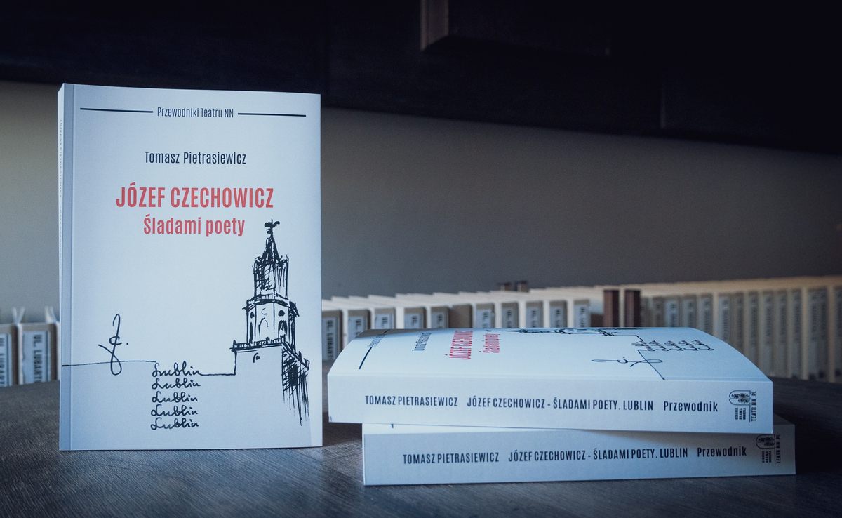 a zdjęciu znajdują się trzy egzemplarze książki „Józef Czechowicz. Śladami poety. Lublin. Przewodnik" Tomasza Pietrasiewicza, ułożone na stoliku. 